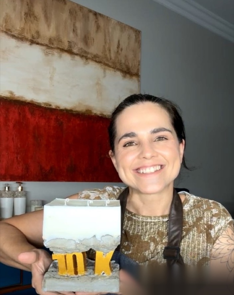 Natália segurando a vela aromática vazada 10K