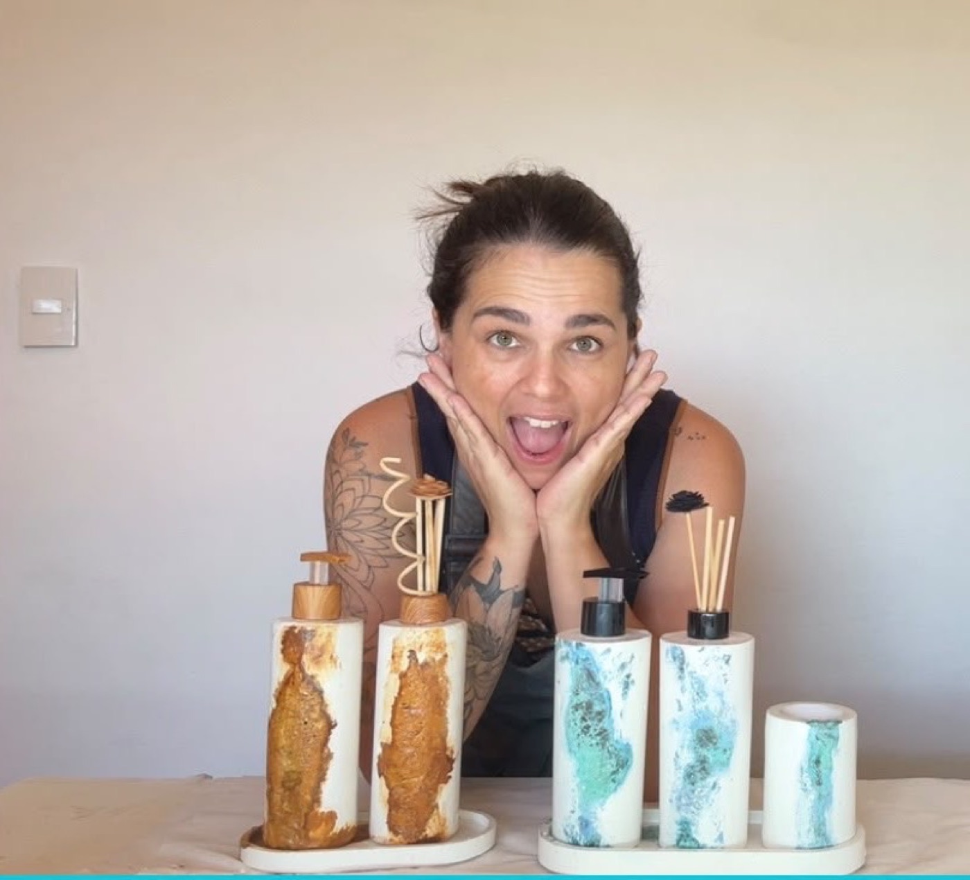 Natália com kits de lavabo em aço corten e efeito água
