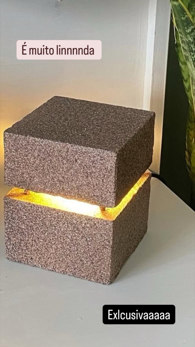 Luminária de concreto acesa