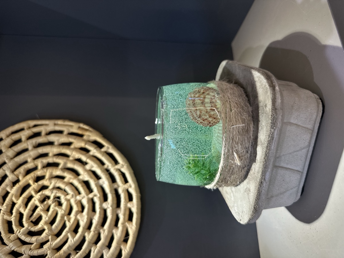 Peça iluminada com base de concreto