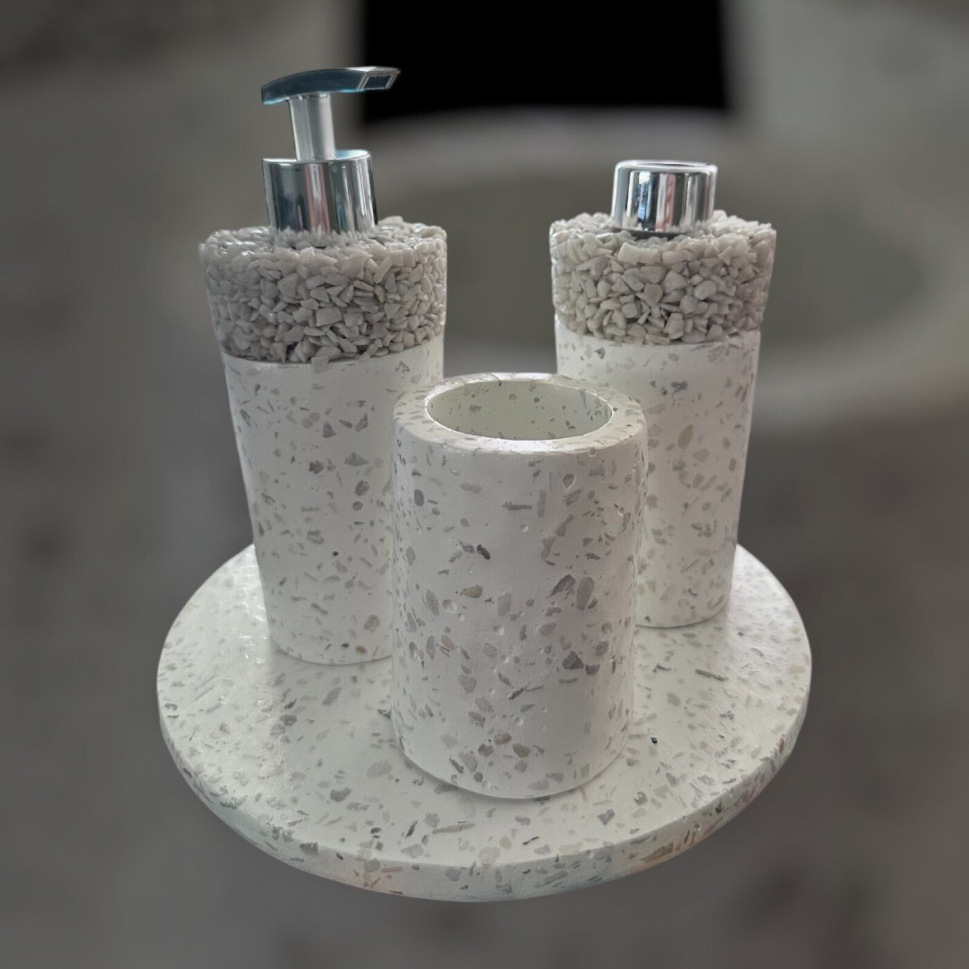 Kit de lavabo em terrazzo branco sobre bandeja redonda