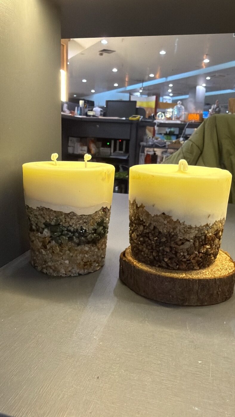 Velas sobre tora de madeira