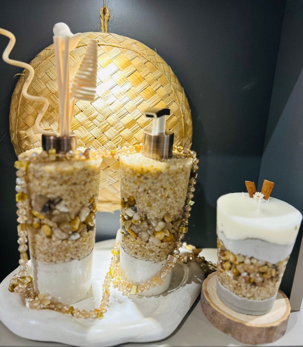 Kit de lavabo com acabamento dourado